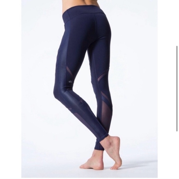 ALO epic legging in rich navy - Picture 3 of 6